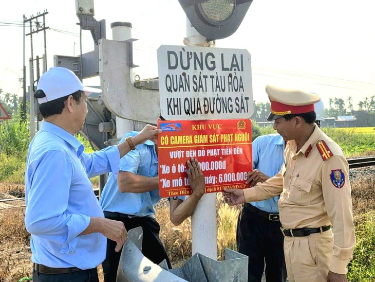Quảng Ngãi cảnh báo sẽ phạt nguội khi vượt đèn đỏ qua đường sắt Quảng Ngãi cảnh báo sẽ phạt nguội khi vượt đèn đỏ qua đường sắt