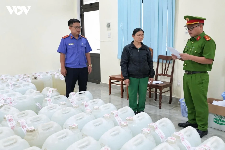 Quảng Ngãi: Khởi tố người phụ nữ pha cồn công nghiệp với nước lã làm rượu giả Quảng Ngãi: Khởi tố người phụ nữ pha cồn công nghiệp với nước lã làm rượu giả