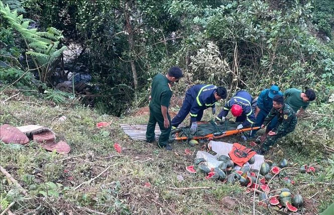 Quảng Ngãi: Xe tải lao xuống vực, ba người thương vong Quảng Ngãi: Xe tải lao xuống vực, ba người thương vong