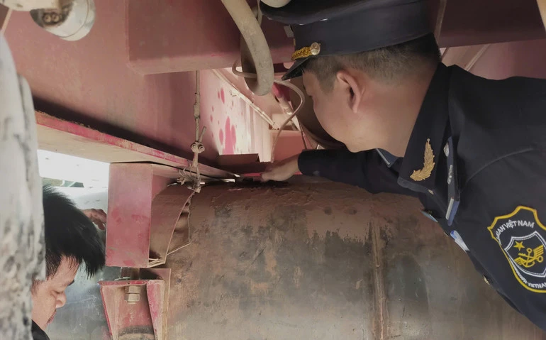 Quảng Trị: Ngăn chặn vụ vận chuyển trái phép 400 lít dầu diesel qua biên giới