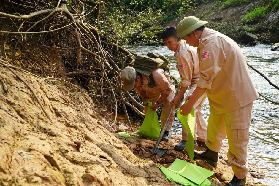 Quảng Trị: Nhân viên khu du lịch phát hiện quả bom bi ở bờ suối Quảng Trị: Nhân viên khu du lịch phát hiện quả bom bi ở bờ suối