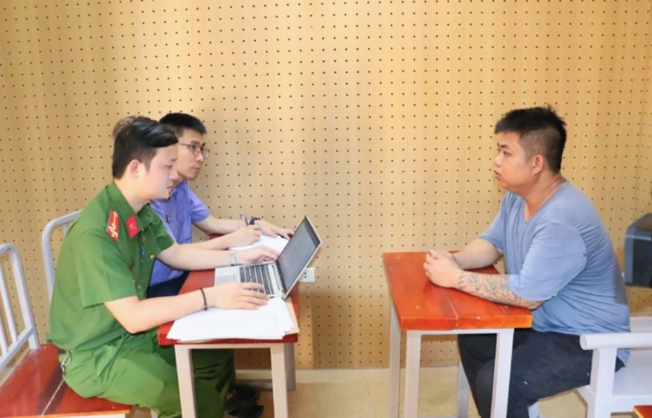 Quay lén quá trình làm việc của CSGT để tống tiền