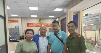 Quên túi xách chứa tiền, vàng, kim cương trị giá 3 tỉ trên taxi