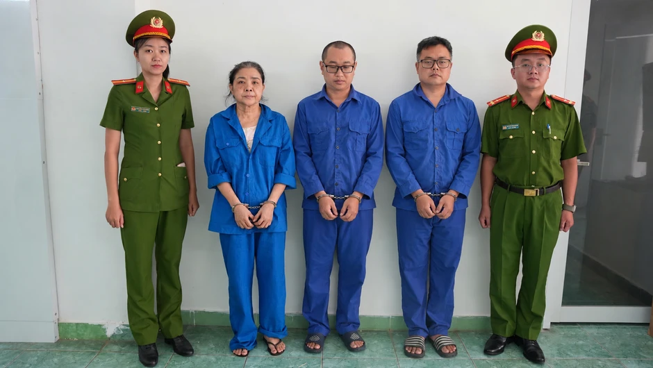 Quyết định khởi tố Hoàng Thị Bích Ngọc và đồng phạm lừa đảo trên Facebook Quyết định khởi tố Hoàng Thị Bích Ngọc và đồng phạm lừa đảo trên Facebook
