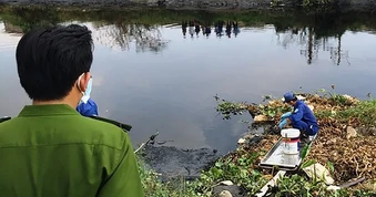 Ra bờ sông phóng sinh, người dân phát hiện một bộ xương người
