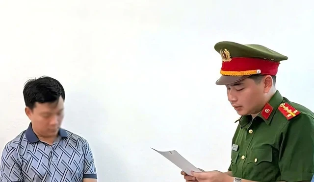 Ra quyết định khởi tố chủ doanh nghiệp Bùi Văn Dân và nhân viên Chu Văn Tuyến Ra quyết định khởi tố chủ doanh nghiệp Bùi Văn Dân và nhân viên Chu Văn Tuyến