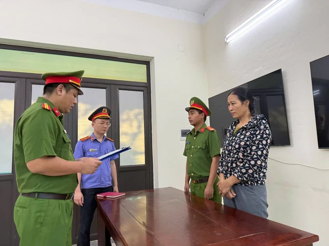 Ra quyết định khởi tố người bán thịt lợn Bùi Thị Hiền SN 1976 Ra quyết định khởi tố người bán thịt lợn Bùi Thị Hiền SN 1976