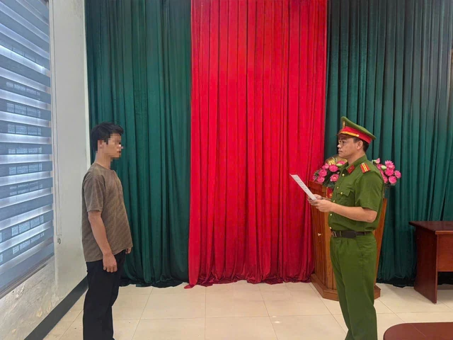 Ra quyết định khởi tố nhân viên cửa hàng điện máy Nguyễn Hữu Phú SN 1995 Ra quyết định khởi tố nhân viên cửa hàng điện máy Nguyễn Hữu Phú SN 1995