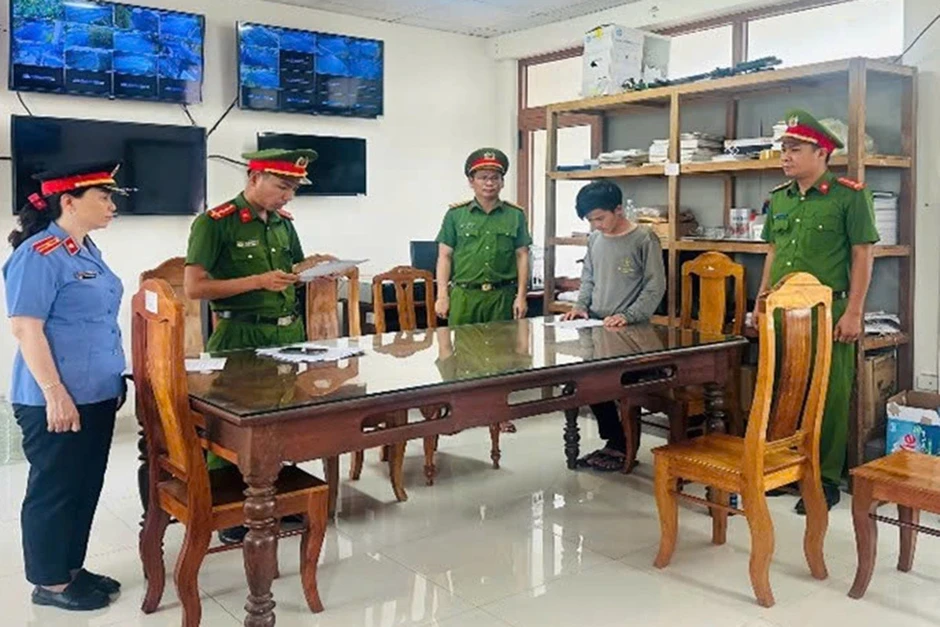 Rao bán ảnh nhạy cảm của người yêu cũ, ép quan hệ tình dục Rao bán ảnh nhạy cảm của người yêu cũ, ép quan hệ tình dục
