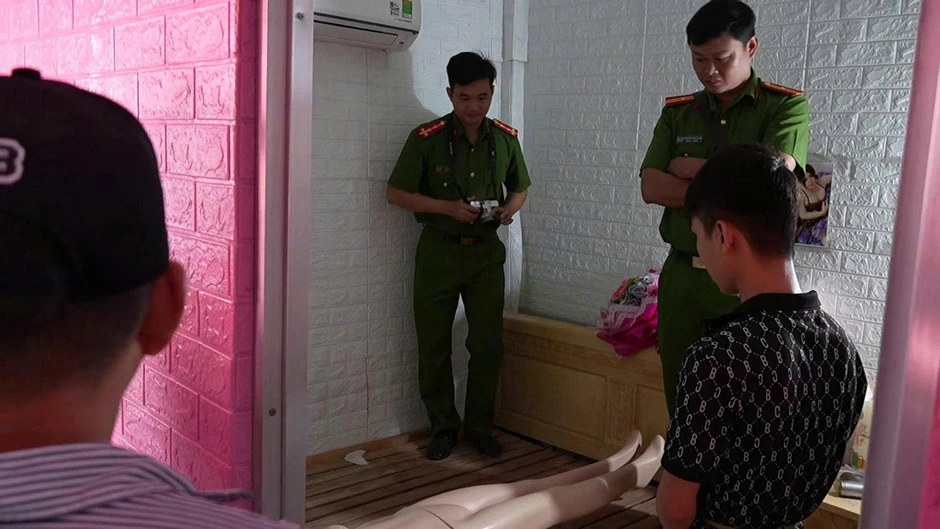 Rủ bạn đi mua dâm người chuyển giới rồi sát hại, cướp vàng Rủ bạn đi mua dâm người chuyển giới rồi sát hại, cướp vàng