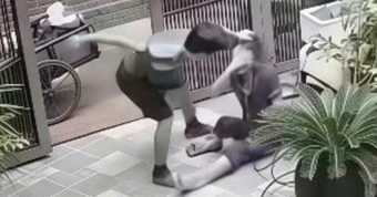 Rúng động clip chồng đánh vợ giữa sân, kéo vào nhà bạo hành tiếp