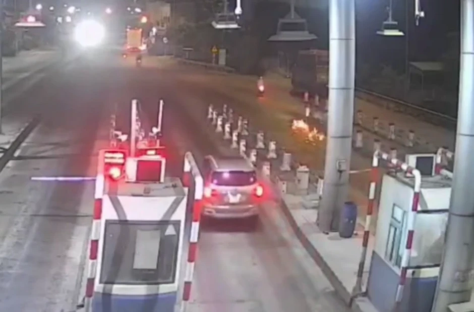 Rượt đuổi trên quốc lộ, một thiếu niên tử vong sau cú tông barie Rượt đuổi trên quốc lộ, một thiếu niên tử vong sau cú tông barie