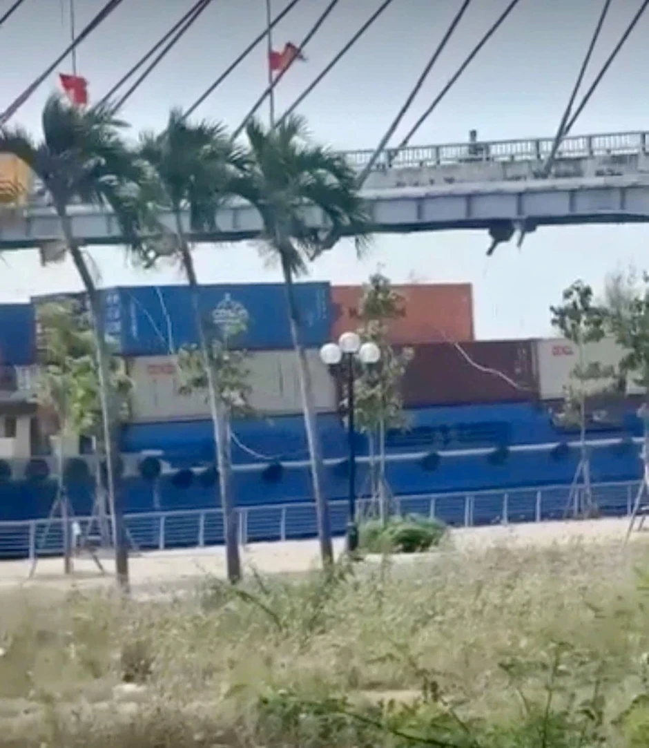 Sà lan vướng dây điện trên kênh Chợ Gạo, 1 container rơi xuống kênh Sà lan vướng dây điện trên kênh Chợ Gạo, 1 container rơi xuống kênh