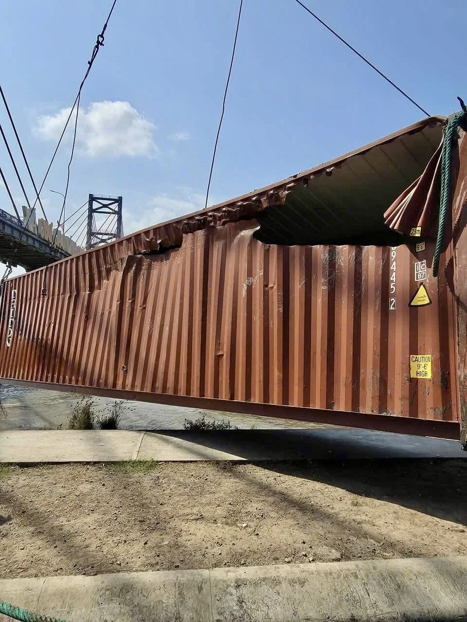 Sà lan vướng dây điện trên kênh Chợ Gạo, 1 container rơi xuống kênh Sà lan vướng dây điện trên kênh Chợ Gạo, 1 container rơi xuống kênh