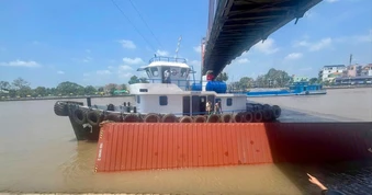 Sà lan vướng dây điện trên kênh Chợ Gạo, 1 container rơi xuống kênh