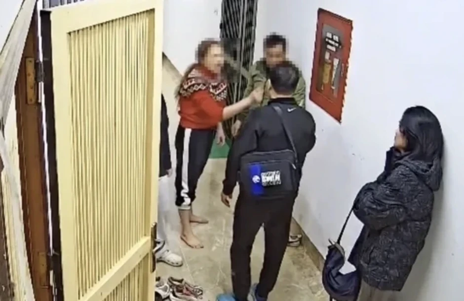 Sắp xét xử người phụ nữ túm tóc, tát hàng xóm khi bênh con Sắp xét xử người phụ nữ túm tóc, tát hàng xóm khi bênh con