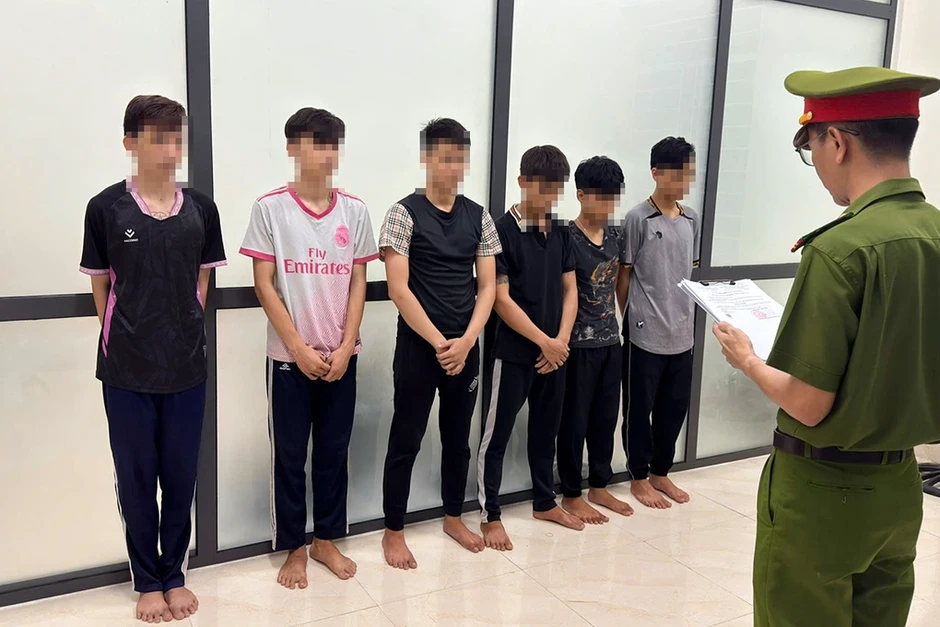 Sáu 'quái xế' cầm hung khí, vô cớ chém vào tay người đi đường Sáu 'quái xế' cầm hung khí, vô cớ chém vào tay người đi đường