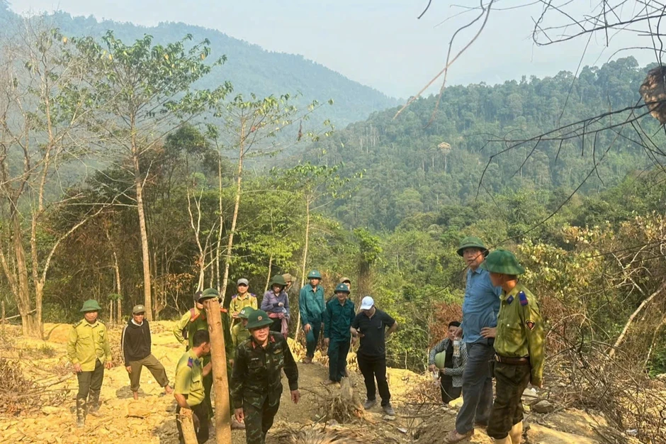 Sau tin đồn có vàng sa khoáng, 2 nhóm người vào rừng đào bới