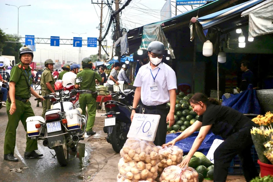 Siết chặt trật tự đô thị quanh chợ đầu mối nông sản Thủ Đức Siết chặt trật tự đô thị quanh chợ đầu mối nông sản Thủ Đức