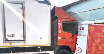 Sự cố mất phanh, xe tải gây sập tường nhà bên đường