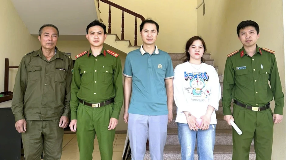 Tài khoản ngân hàng bất ngờ nhận gần 1 tỷ, người đàn ông lập tức báo công an Tài khoản ngân hàng bất ngờ nhận gần 1 tỷ, người đàn ông lập tức báo công an