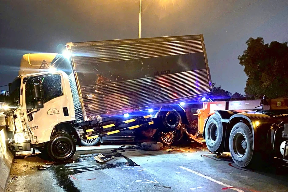Tai nạn liên hoàn 6 ô tô trên cầu Phú Mỹ, giao thông ùn ứ Tai nạn liên hoàn 6 ô tô trên cầu Phú Mỹ, giao thông ùn ứ