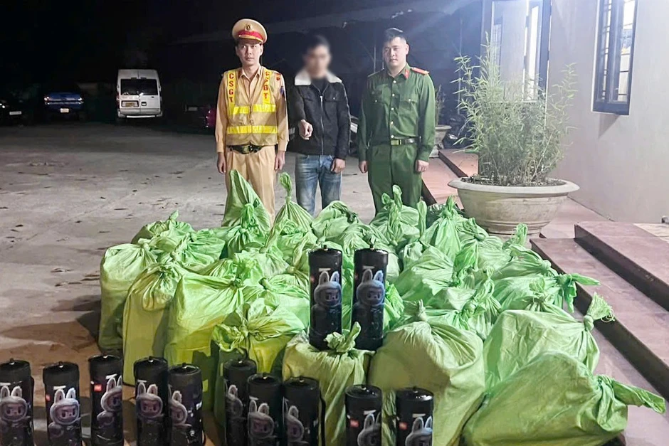 Tài xế bán tải chở 200 bình nghi khí cười bị phát hiện lúc nửa đêm Tài xế bán tải chở 200 bình nghi khí cười bị phát hiện lúc nửa đêm