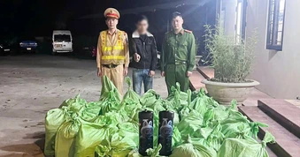 Tài xế bán tải chở 200 bình nghi khí cười bị phát hiện lúc nửa đêm