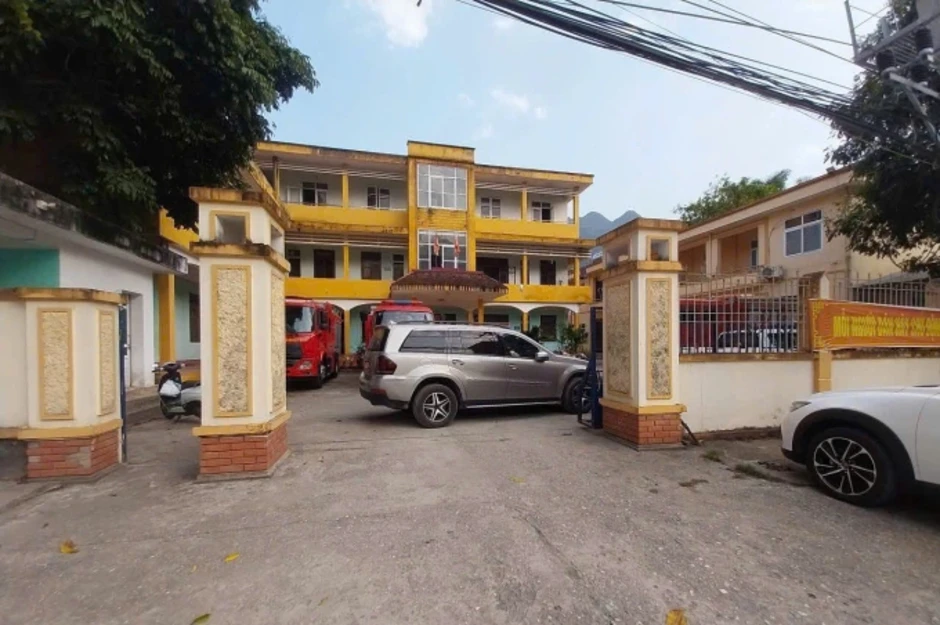 Tài xế cố thủ, đỗ ôtô chắn cổng trụ sở CSGT bị khởi tố Tài xế cố thủ, đỗ ôtô chắn cổng trụ sở CSGT bị khởi tố
