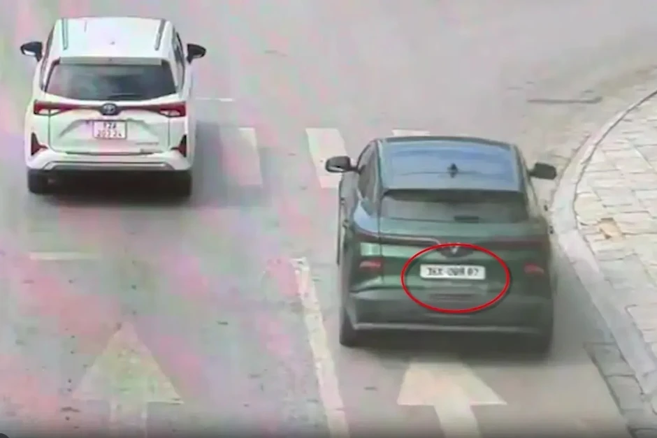 Tài xế dán băng dính làm sai lệch biển số nhằm né camera AI Tài xế dán băng dính làm sai lệch biển số nhằm né camera AI