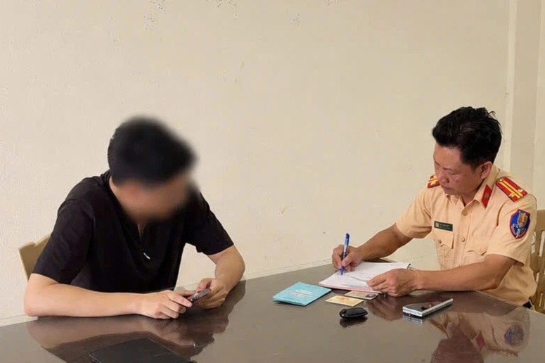 Tài xế dán băng dính làm sai lệch biển số nhằm né camera AI Tài xế dán băng dính làm sai lệch biển số nhằm né camera AI