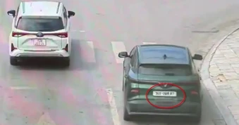 Tài xế dán băng dính làm sai lệch biển số nhằm né camera AI
