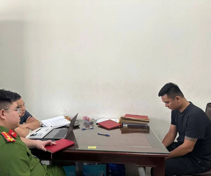 Tài xế điều khiển ô tô bỏ trốn sau khi tông tử vong nữ công nhân môi trường Tài xế điều khiển ô tô bỏ trốn sau khi tông tử vong nữ công nhân môi trường