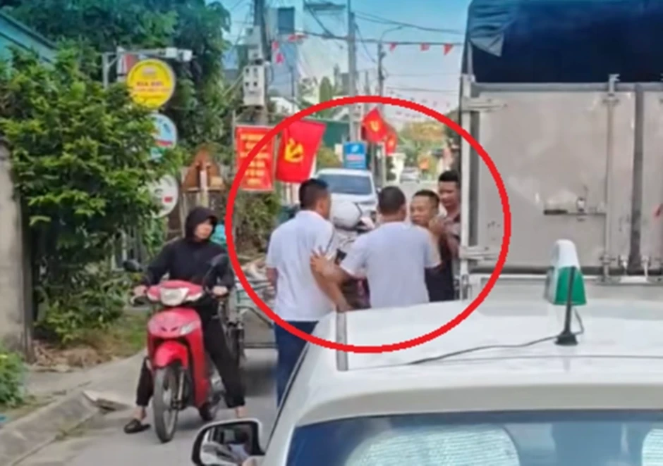 Tài xế đỗ xe giữa đường, đánh người khác nhập viện Tài xế đỗ xe giữa đường, đánh người khác nhập viện