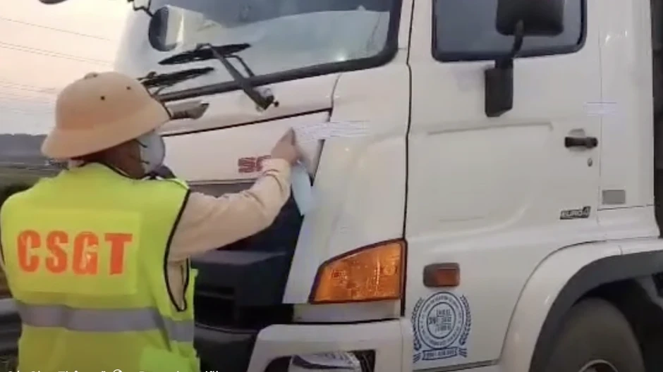 Tài xế không bằng lái chạy xe tải trên cao tốc bị phạt 78,5 triệu đồng Tài xế không bằng lái chạy xe tải trên cao tốc bị phạt 78,5 triệu đồng