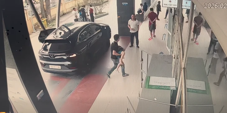 Tài xế 'lỡ' vượt đèn đỏ đưa bé 7 tuổi hóc dị vật đi cấp cứu không bị xử phạt Tài xế 'lỡ' vượt đèn đỏ đưa bé 7 tuổi hóc dị vật đi cấp cứu không bị xử phạt