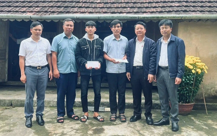 Tài xế 'lỡ' vượt đèn đỏ đưa bé 7 tuổi hóc dị vật đi cấp cứu không bị xử phạt Tài xế 'lỡ' vượt đèn đỏ đưa bé 7 tuổi hóc dị vật đi cấp cứu không bị xử phạt