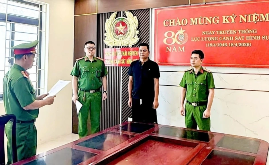 Tài xế mải dùng điện thoại, tông xe làm chết nữ lao công Tài xế mải dùng điện thoại, tông xe làm chết nữ lao công