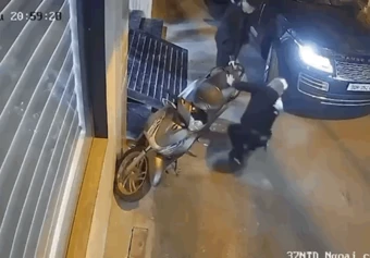 Tài xế ôtô chọc thủng lốp xe SH dựng trước cửa nhà
