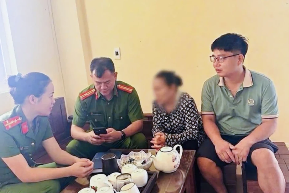 Tài xế taxi chở khách tới trụ sở công an vì nghi bị lừa Tài xế taxi chở khách tới trụ sở công an vì nghi bị lừa
