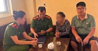 Tài xế taxi chở một phụ nữ 64 tuổi đến công an, giúp ngăn vụ lừa đảo 'trai ngoại'
