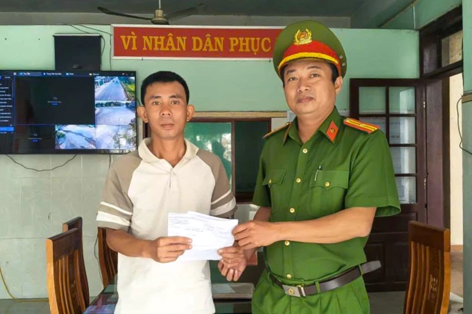 Tài xế taxi trả lại 1,2 tỷ đồng khách chuyển nhầm Tài xế taxi trả lại 1,2 tỷ đồng khách chuyển nhầm