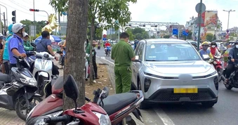 Tài xế taxi tử vong trong ô tô trên đường Phạm Văn Đồng