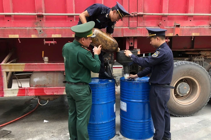 Tài xế tinh vi chế thùng sắt dưới rơ moóc để 'chuyển lậu' dầu diesel sang Lào Tài xế tinh vi chế thùng sắt dưới rơ moóc để 'chuyển lậu' dầu diesel sang Lào