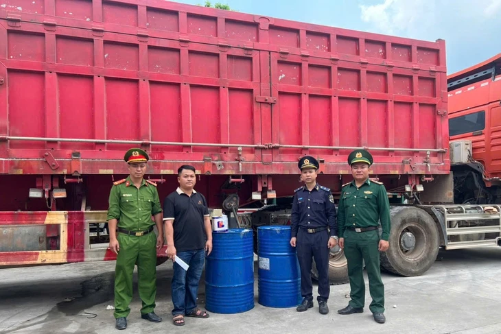 Tài xế tinh vi chế thùng sắt dưới rơ moóc để 'chuyển lậu' dầu diesel sang Lào Tài xế tinh vi chế thùng sắt dưới rơ moóc để 'chuyển lậu' dầu diesel sang Lào