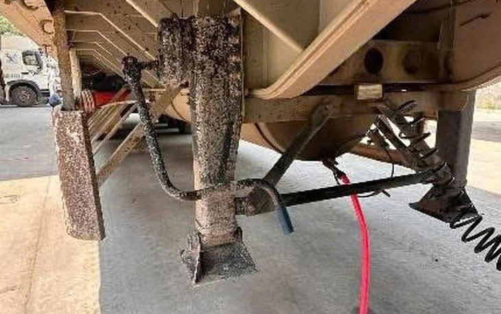 Tài xế tinh vi chế thùng sắt dưới rơ moóc để 'chuyển lậu' dầu diesel sang Lào Tài xế tinh vi chế thùng sắt dưới rơ moóc để 'chuyển lậu' dầu diesel sang Lào