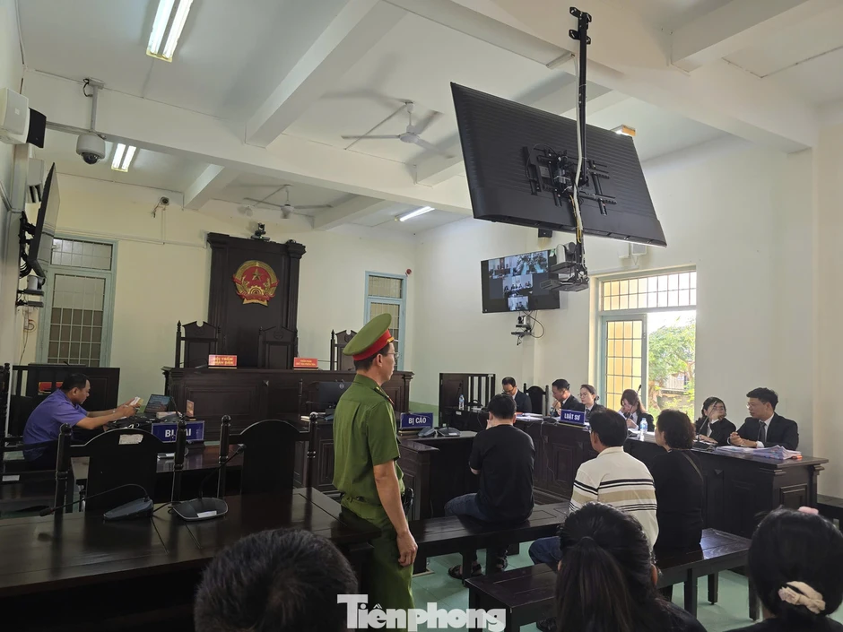 Tài xế trong vụ tai nạn làm nữ sinh tử vong ở Vĩnh Long được dìu tới toà Tài xế trong vụ tai nạn làm nữ sinh tử vong ở Vĩnh Long được dìu tới toà