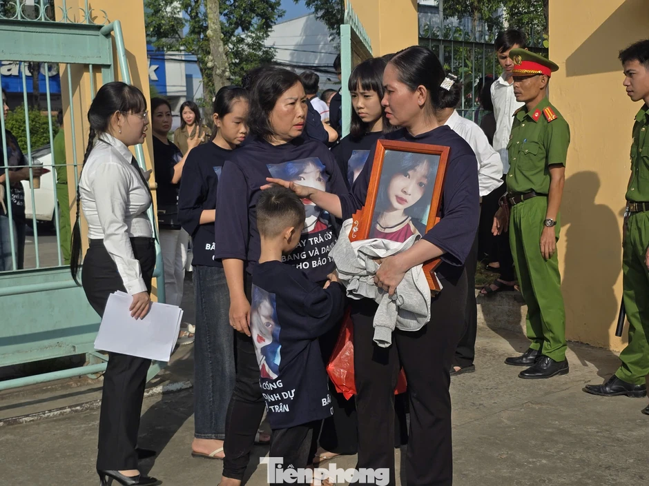 Tài xế trong vụ tai nạn làm nữ sinh tử vong ở Vĩnh Long được dìu tới toà Tài xế trong vụ tai nạn làm nữ sinh tử vong ở Vĩnh Long được dìu tới toà