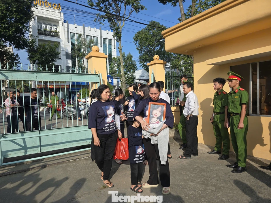 Tài xế trong vụ tai nạn làm nữ sinh tử vong ở Vĩnh Long được dìu tới toà Tài xế trong vụ tai nạn làm nữ sinh tử vong ở Vĩnh Long được dìu tới toà