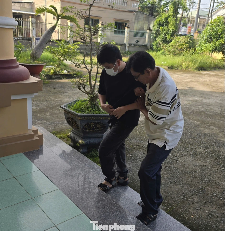Tài xế trong vụ tai nạn làm nữ sinh tử vong ở Vĩnh Long được dìu tới toà Tài xế trong vụ tai nạn làm nữ sinh tử vong ở Vĩnh Long được dìu tới toà